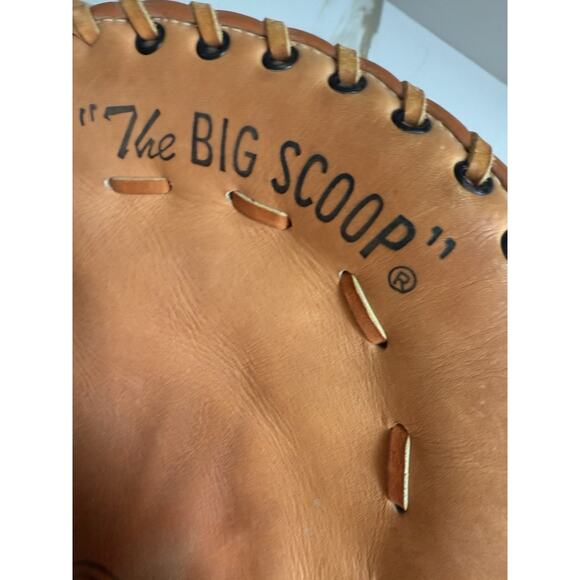 Wilson A9884 12” Broken In Deep Pocket Softball First Base Mitt Right Throw - Picture 7 of 12